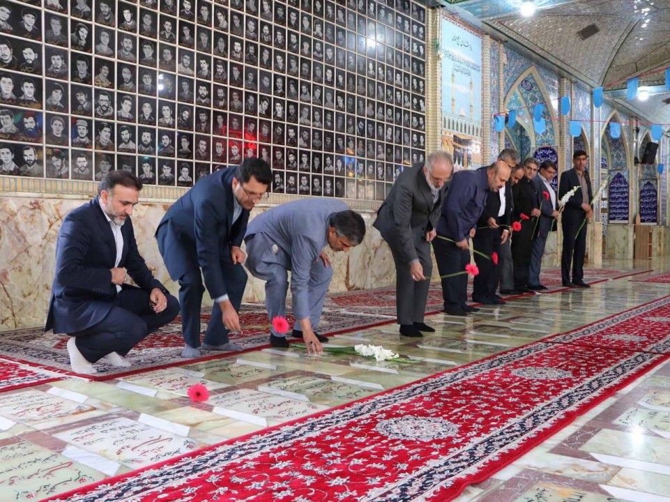 ادای احترام مدیرعامل بانک مسکن و هیات همراه به مقام شهدا